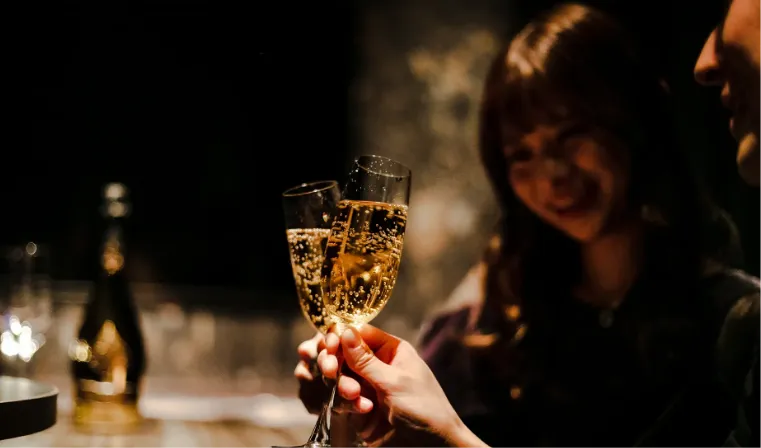 男女が乾杯している画像